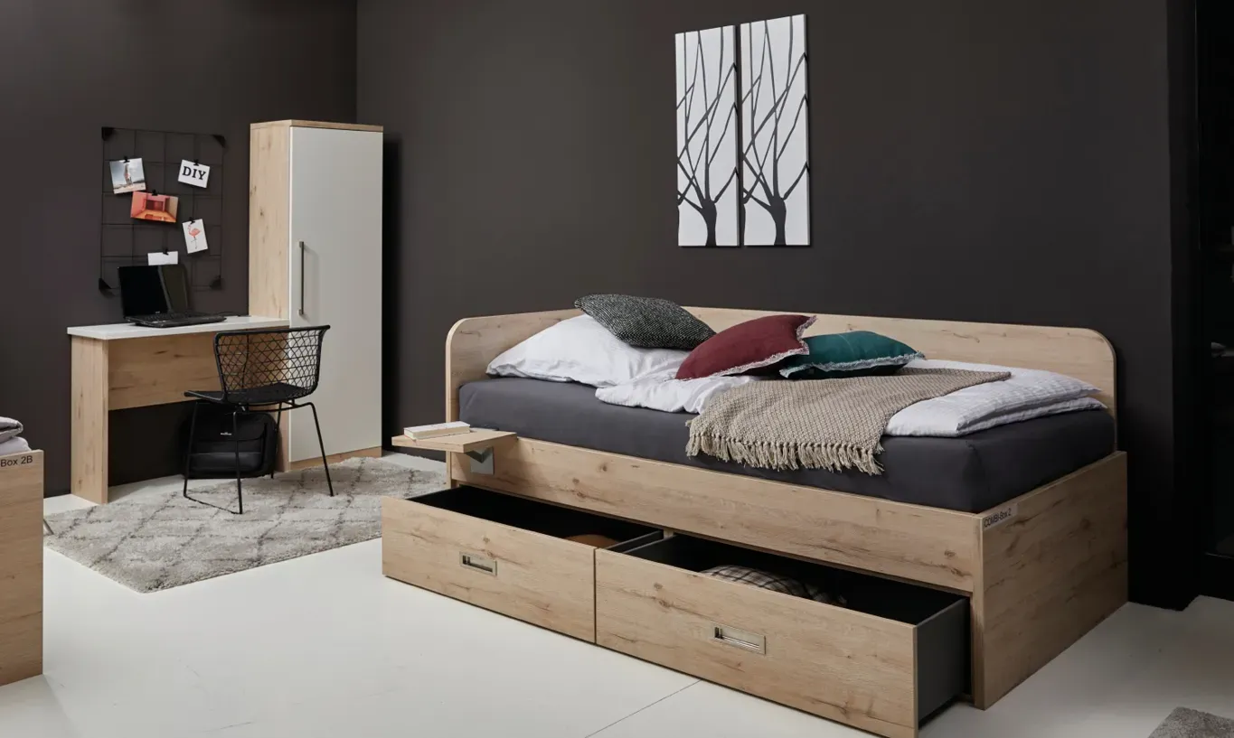 Modernes Jugendzimmer mit Bettkasten, Schreibtisch und dunkler Wand.